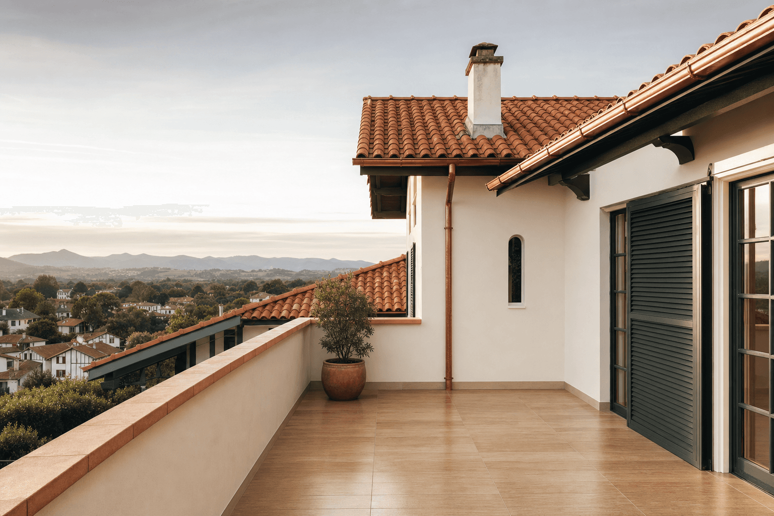 Toiture et terrasse propres d'une maison du Pays Basque