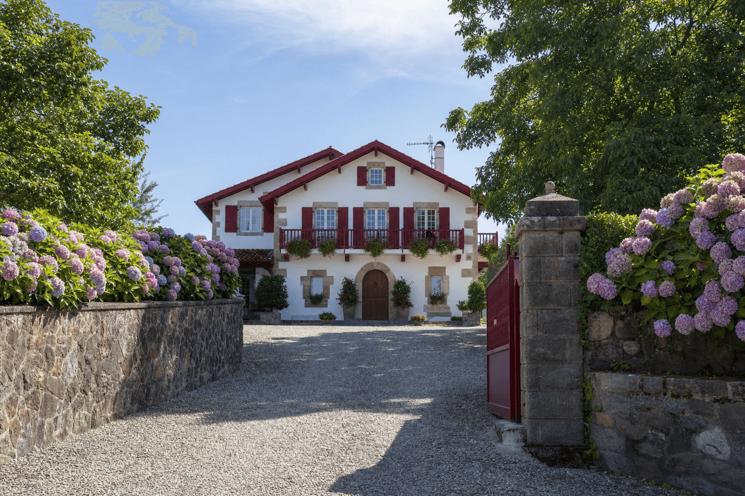 Avant et après le nettoyage d'une toiture de maison