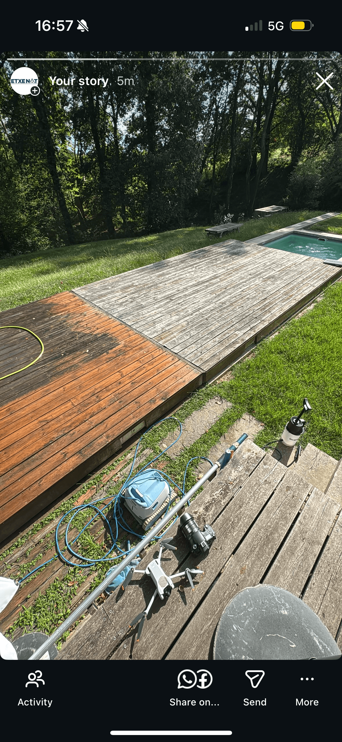 Terrasse en bois en cours de rénovation, contrastant le bois propre et le bois grisé.